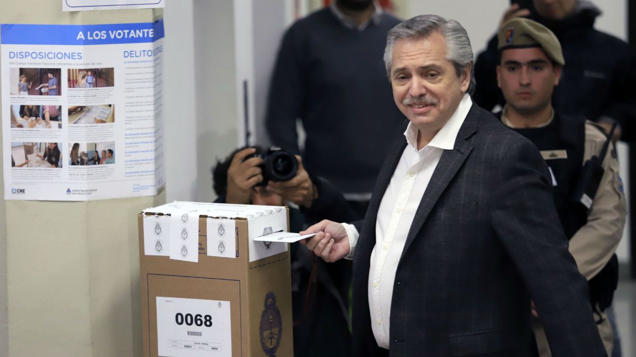 El candidato del Frente de Todos, Alberto Fernández, al emitir su voto esta mañana en Puerto Madero.