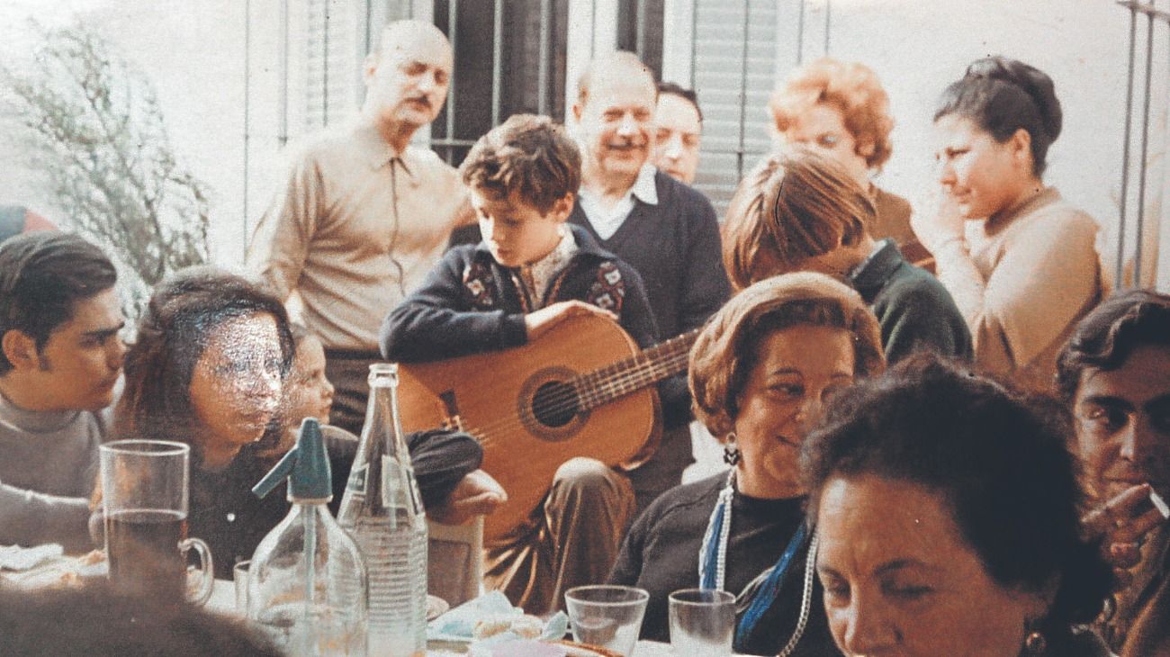 Gustavo Cerati de pequeño en una reunión familiar. 