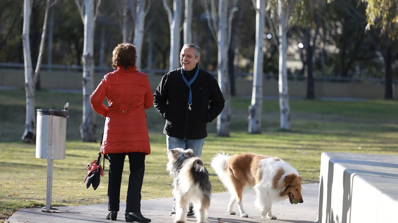 Fernández, temprano, paseando a su perro Dylan. 