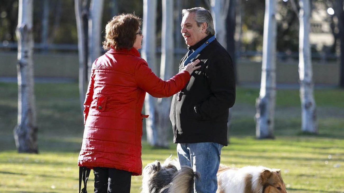 Fernández, temprano, paseando a su perro Dylan. 