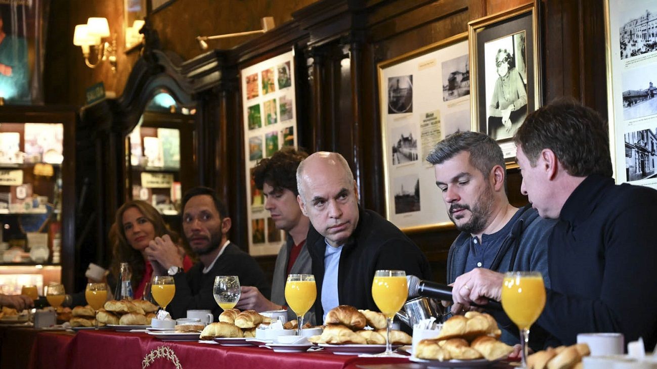 Rodríguez Larreta, desayunando junto a su equipo. 