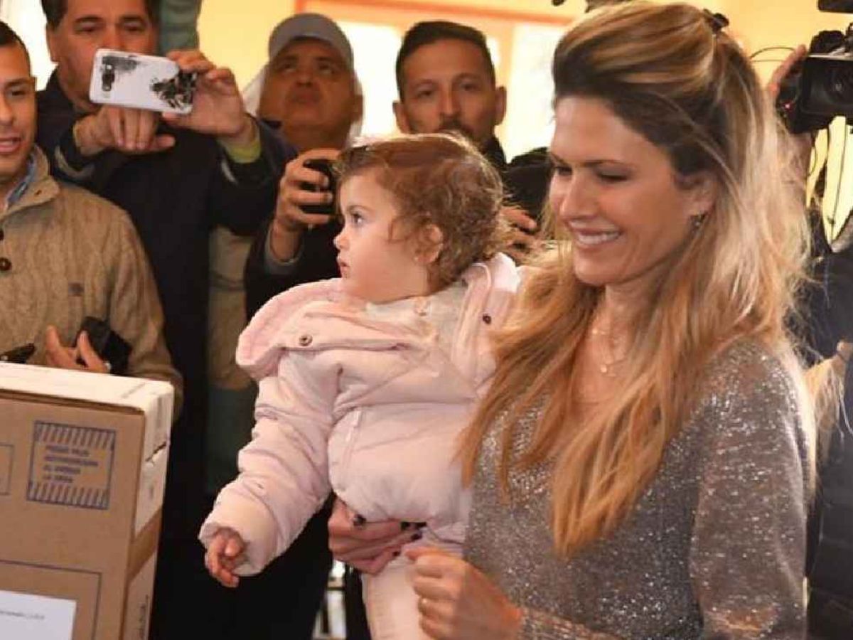 Caras El Look Brilloso De Isabel Macedo Para Ir A Votar Junto A Su Hija Belita