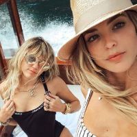 Miley Cyrus a los besos con la ex esposa del hermano de Kylie Jenner