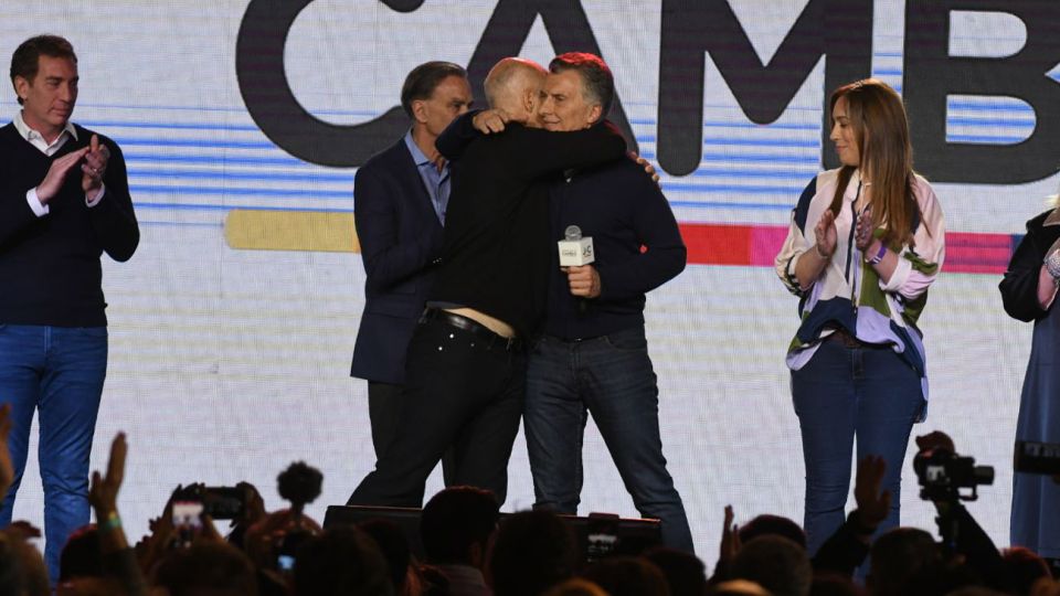 El abrazo de Mauricio Macri y Horacio Rodrìguez Larreta, luego del reconocimiento de la "mala elección"