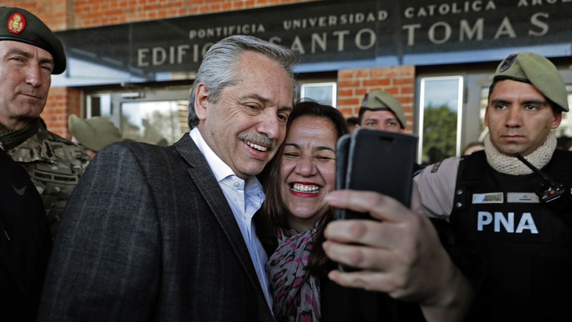 Alberto Fernández poses for a photograph with a supporter.