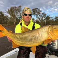 El autor con un gran dorado de casi seis kilos que picó bien pegado a la barranca. Buff y anteojos de sol por seguridad ante algún señuelazo. 