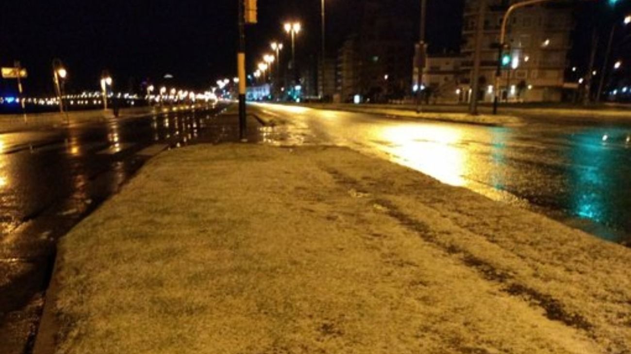 Mar del Plata, en las primeras horas de la madrugada del 13 de agosto, cubierta de nieve.