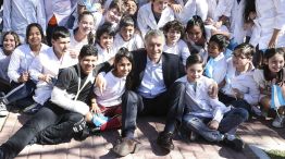 Archivo. Macri, junto con alumnos de visita en la Casa Rosada.