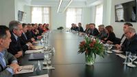 Macri reunió a su gabinete con dos invitados