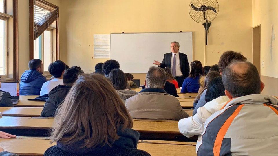 Alberto Fernández dando clases en la UBA.