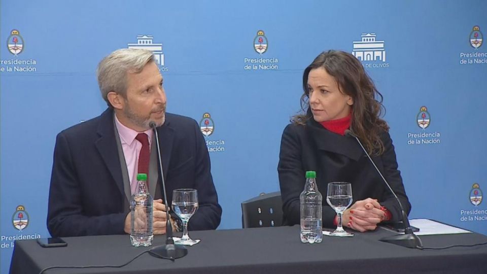 Los ministros Rogelio Frigerio y Carolina Stanley en conferencia de prensa.