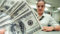 Mercados menos volátiles: bajó el dólar y el riesgo país