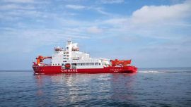 El Xuelong-2 tiene 122,5 metros de largo y un sistema de propulsión diesel-eléctrico en base a un motor de 16 cilindros y dos de 12, ambos con una capacidad de 15 nudos en aguas abiertas y 3 nudos al romper el hielo.