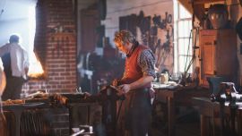 El herrero trabaja tal como se hacía en la época de los primeros británicos en los Estados Unidos.