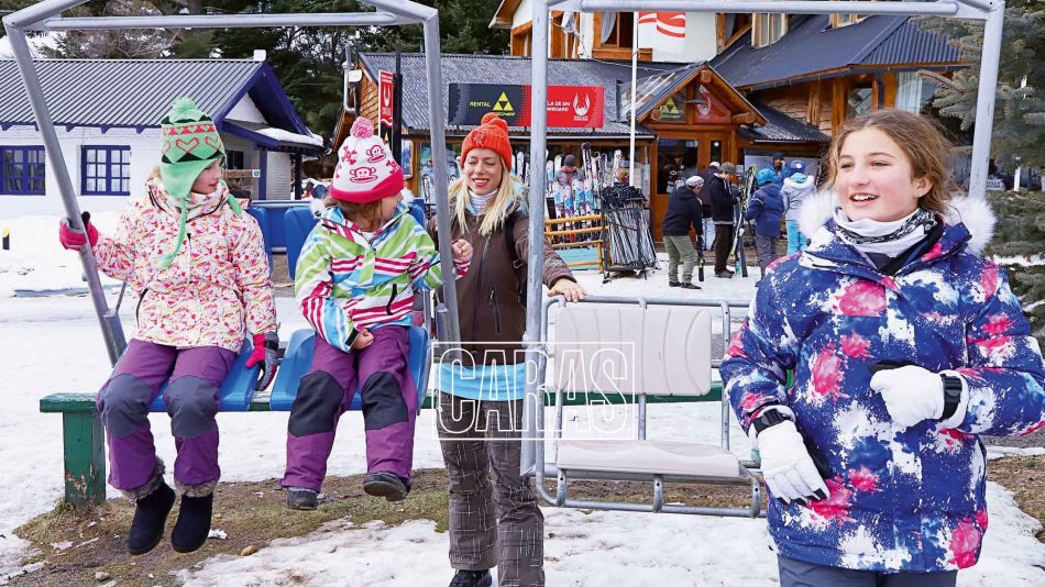Las divertidas vacaciones de Nicole Neumann y sus tres hijas en la nieve