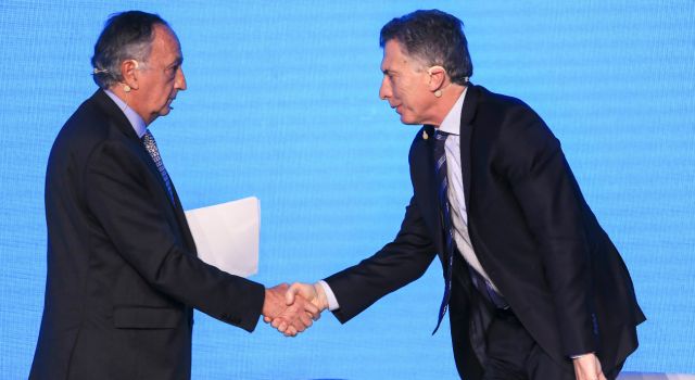 El titular de la UIA, Miguel Acevedo, junto al Presidente Mauricio Macri.