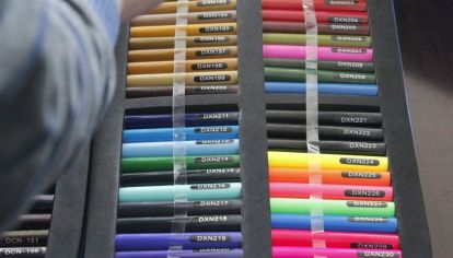 Diferentes catálogos, por ejemplo de colores de cañas e hilos para atar los pasahílos.