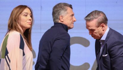 CONTRASTE. La seriedad oficialista y la euforia opositora. Fernández, pero también Axel y Máximo.