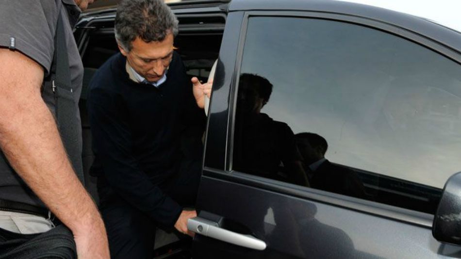 Macri y su camioneta blindada Mercedes.
