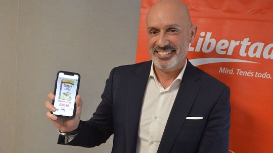 PRECIOS A MANO. El CEO de Libertad, con los precios de todos los productos en su celular. “No somos formadores de precios, es un mito”, dice Jean Christhope Tijeras.