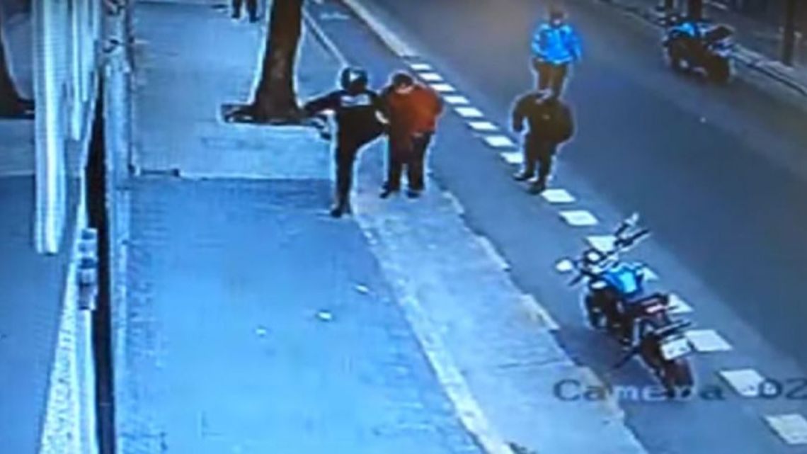 Footage from security footage showing police officer Esteban Armando Ramírez kicking Jorge Martín Gómez, who later died after the incident. 