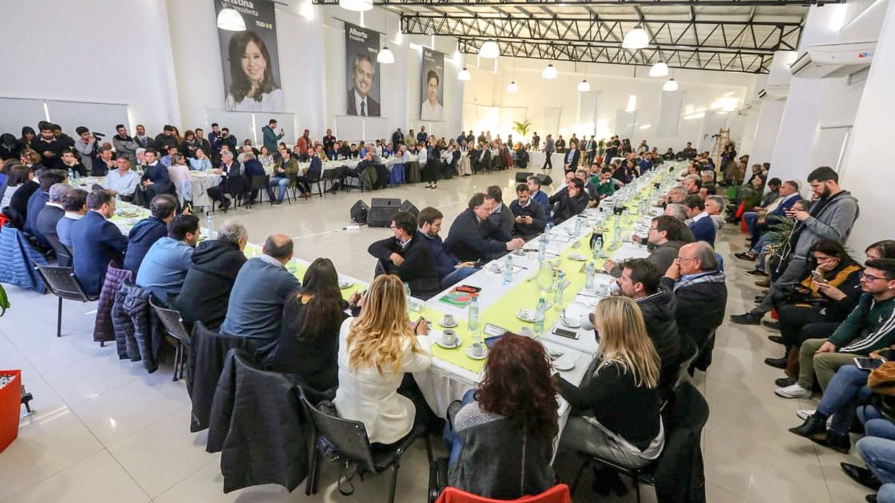 Axel Kicillof con los intendentes peronistas.