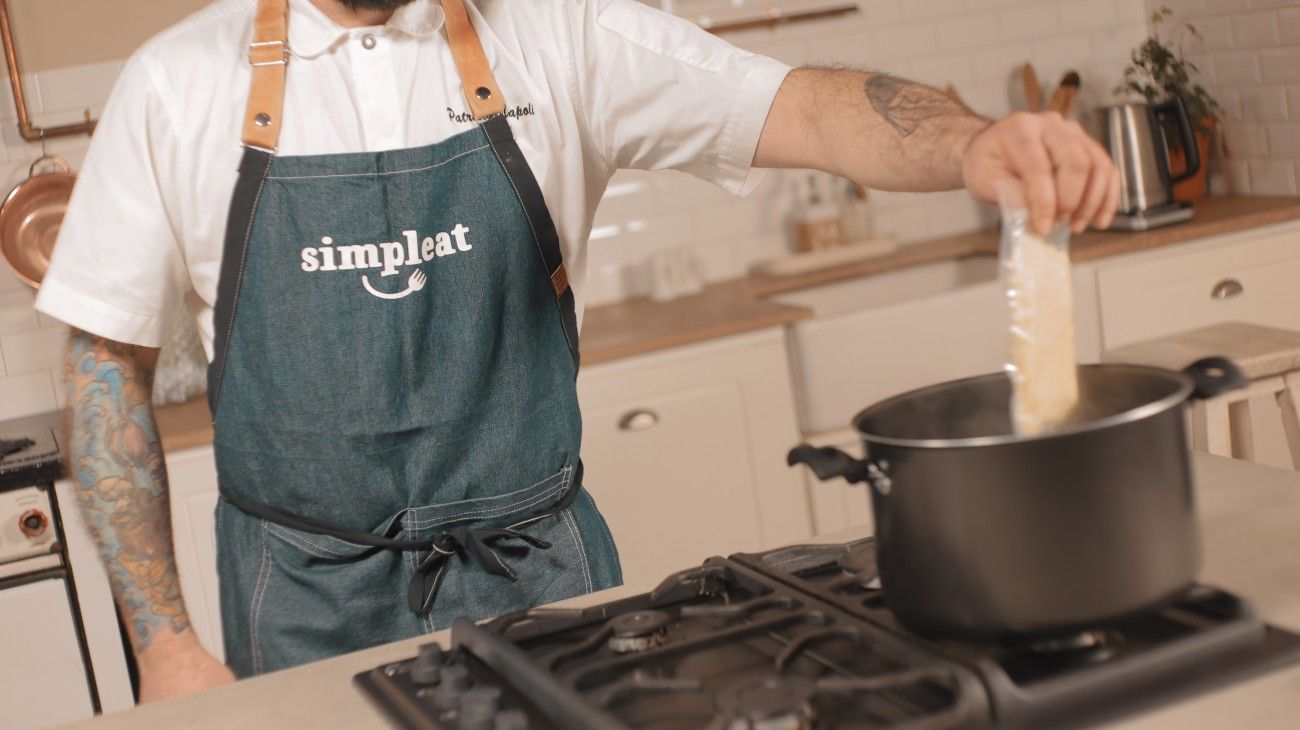 La propuesta trata de acercar las tentadoras recetas audiovisuales de Tastemade en español mediante la preparación casera de Simpleat y la gestión de pedidos de Rappi, para que el usuario cocine el plato final en menos de 15 minutos.