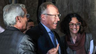 Guillermo Nielsen y Cecilia Todesca en el Palacio de Hacienda antes de reunirse con el ministro Hernán Lacunza.