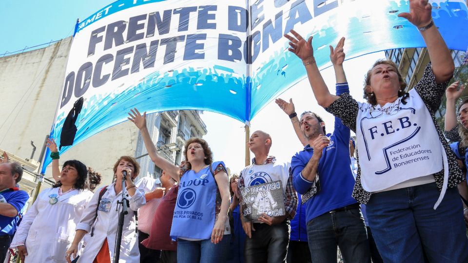 Docentes bonaerenses, nucleados en el Frente de Unidad Docente Bonaerense (FUDB).