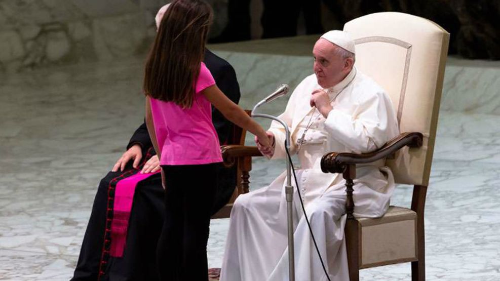 El Papa y la niña que subió al escenario en la audiencia general en el Vaticano.