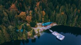 El “Homfray Lodge”, al pie del monte Denman, ofrece hospedaje directo en el fiordo.