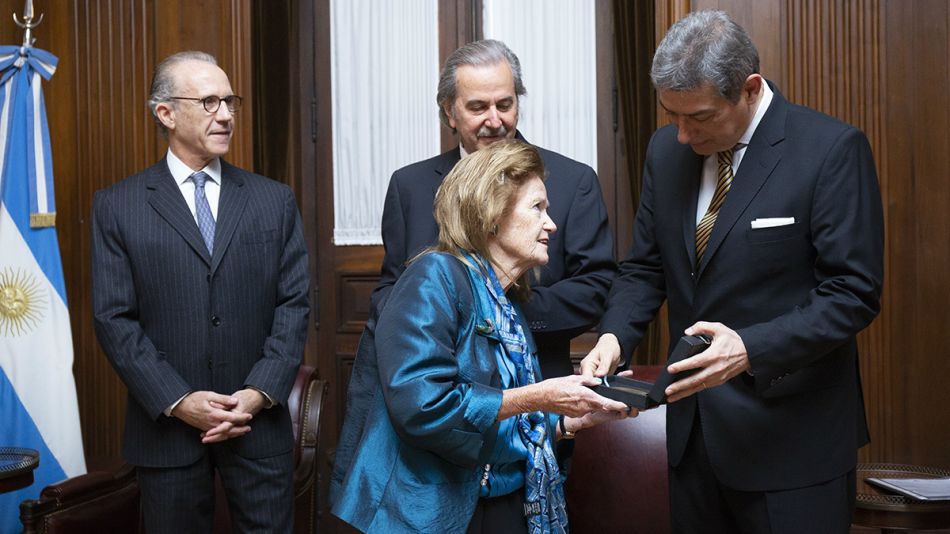 Rosatti recibe de Highton de Nolasco una distinción por la reforma constitucional