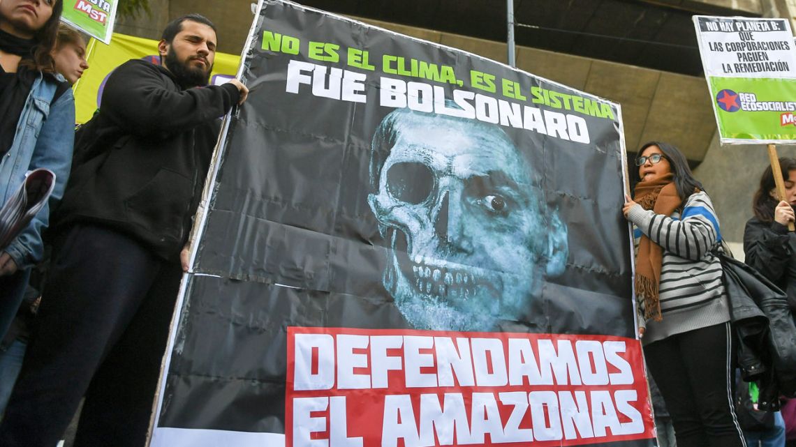 Protesters demonstrated outside Brazilian embassies across the world, rejecting the environmental policies of the Jair Bolsonaro government, including in Buenos Aires.