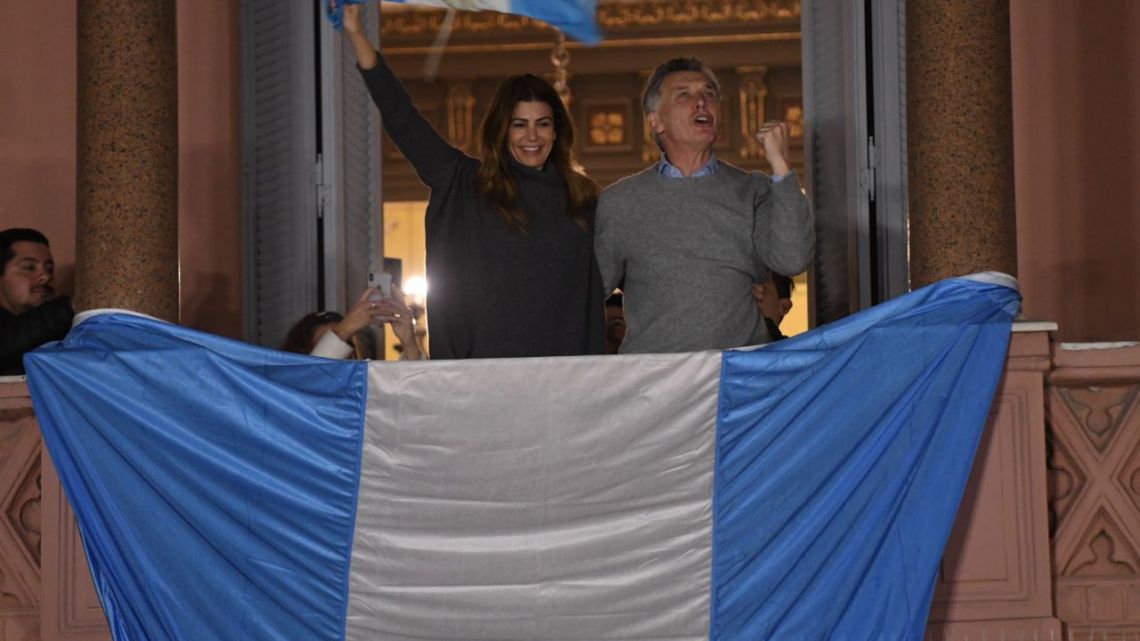 Juliana Awada, protagonista junto a Mauricio Macri en el balcón de la Casa Rosada