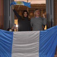 Juliana Awada, protagonista junto a Mauricio Macri en el balcón de la Casa Rosada