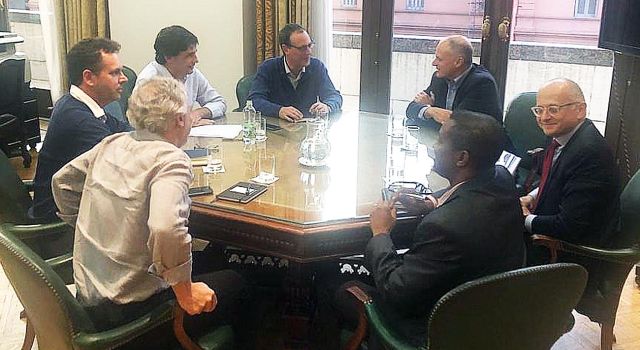 Arribo y reunión. Sandleris y Lacunza encabezaron el encuentro en la oficina del ministro.