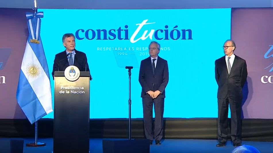 El presidente Macri, junto a Federico Pinedo y Carlos Rosenkrantz en el acto por los 25 años de la reforma constitucional en Santa Fe.