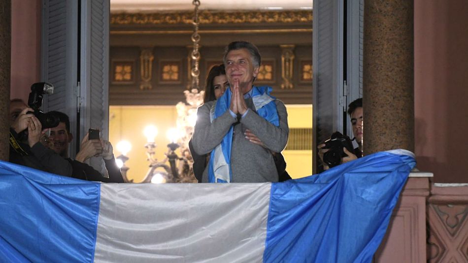 Mauricio Macri, y Juliana Awada detrás, desde la Casa Rosada.