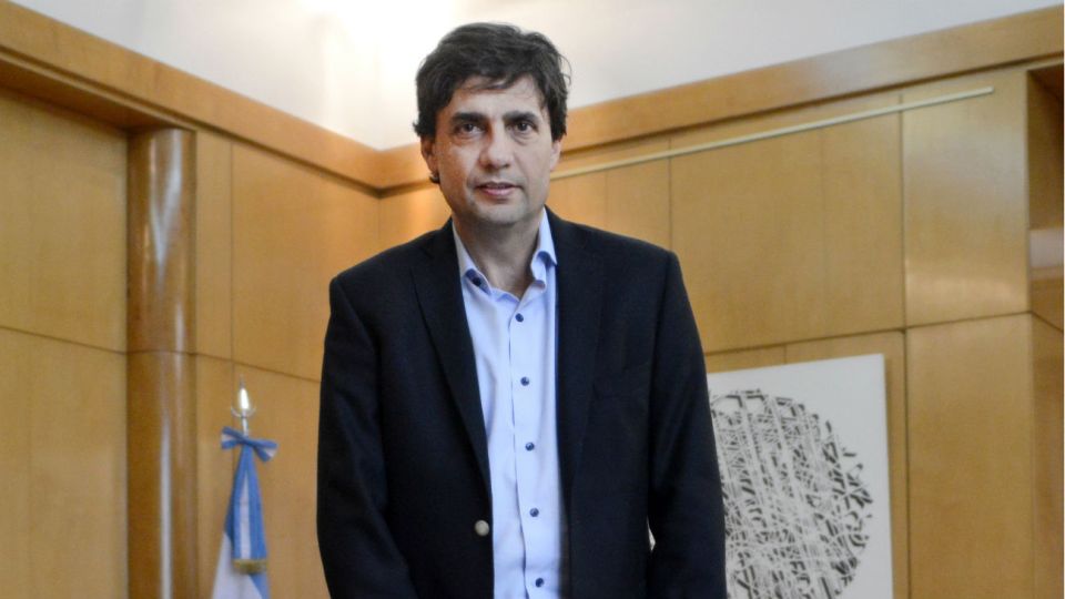 24 x 7. Viernes pasado por la tarde, Lacunza ya exhibe ojeras.