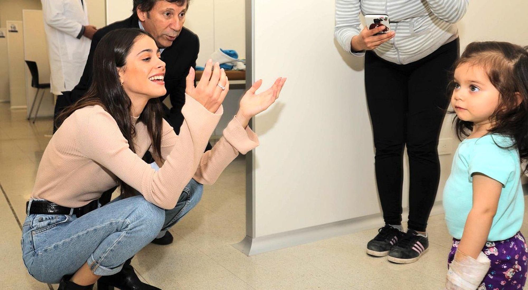 La actriz y cantante Martina “Tini” Stoessel, madrina del Hospital Materno Infantil de San Isidro, visitó este centro de salud para recorrer la moderna y equipada guardia que se inauguró hace un mes.