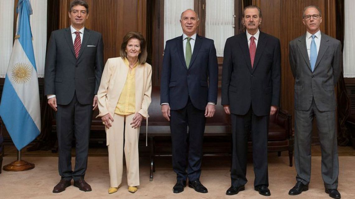 Provincial governors Elena Highton de Nolasco, Juan Carlos Maqueda, Ricardo Lorenzetti y Horacio Rosatti alongside Chief Justice Carlos Rosenkrantz.