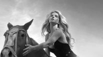Las fotos más sensuales de China Suárez en malla y domando un caballo