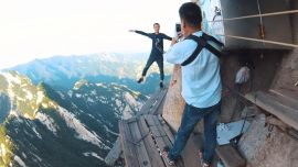 En el monte Hua Shan, en China, se encuentra un sendero que invita a los turistas a caminar por trazas muy angostas al borde de precipicios.