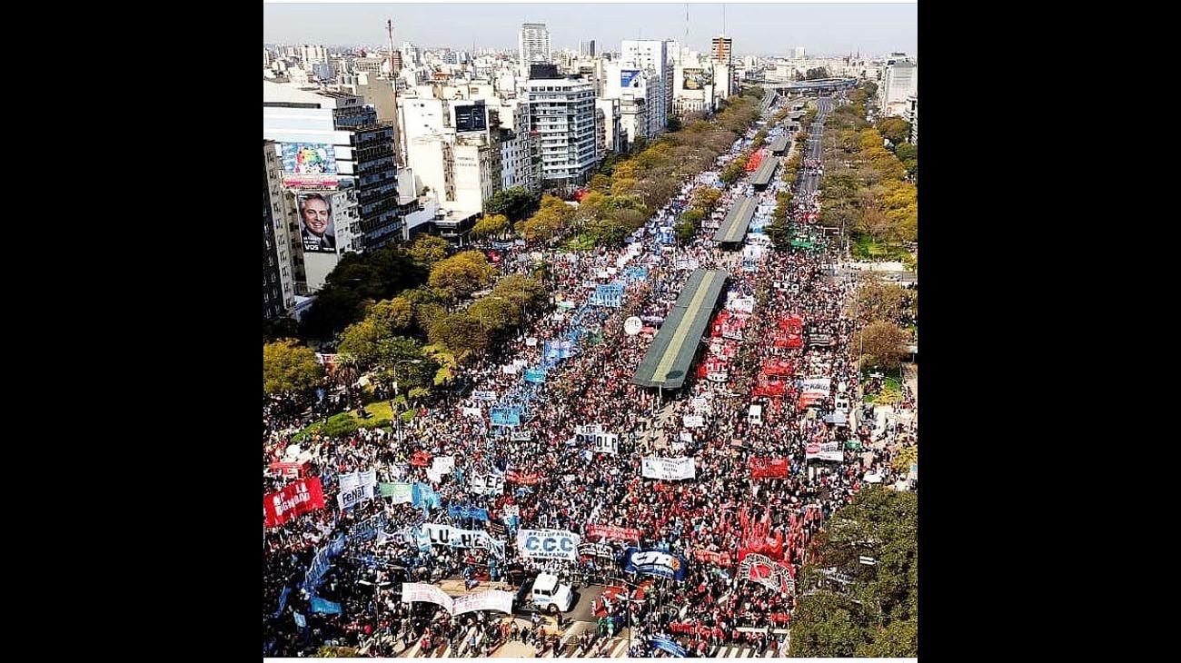 Manifestantes se movilizan por la avenida 9 de Julio hacia el ministerio de Bienestar Social.