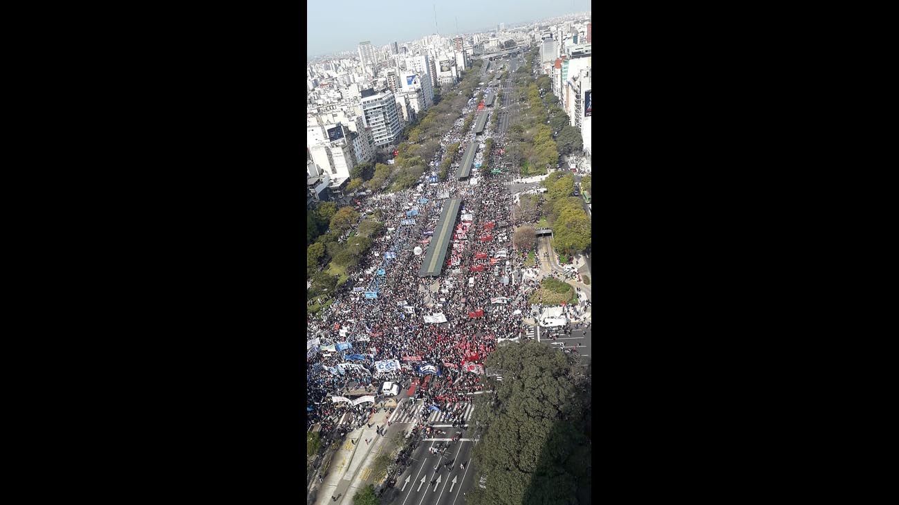 Manifestantes se movilizan por la avenida 9 de Julio hacia el ministerio de Bienestar Social.