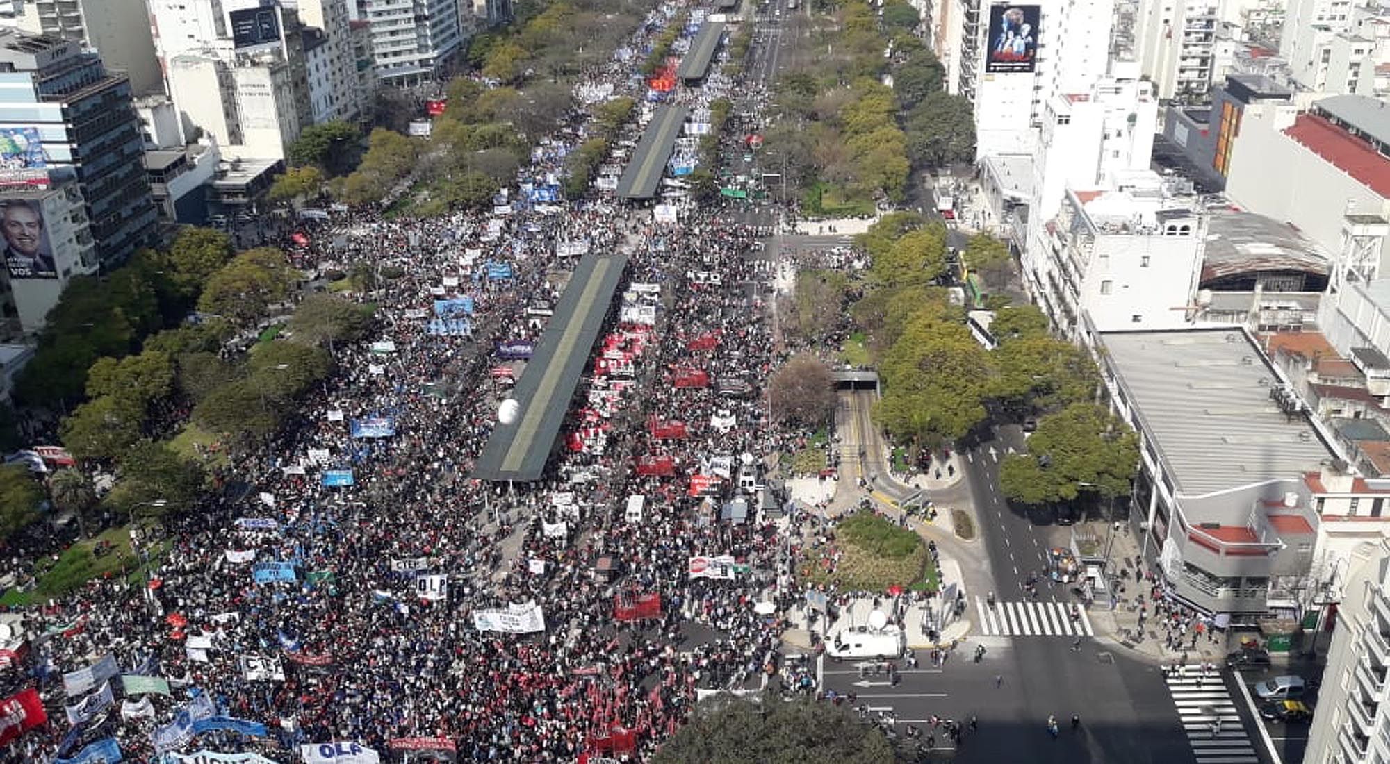 Manifestantes se movilizan por la avenida 9 de Julio hacia el ministerio de Bienestar Social.