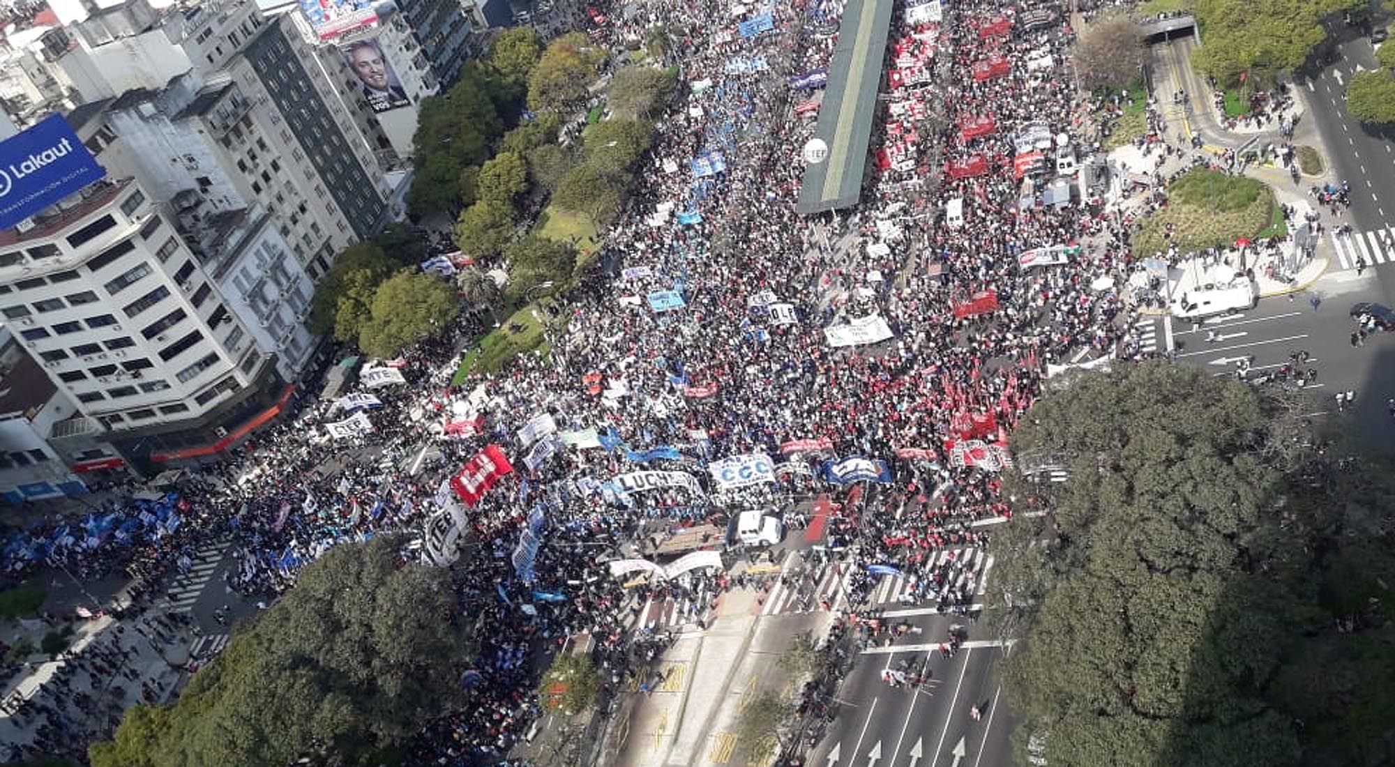 Manifestantes se movilizan por la avenida 9 de Julio hacia el ministerio de Bienestar Social.