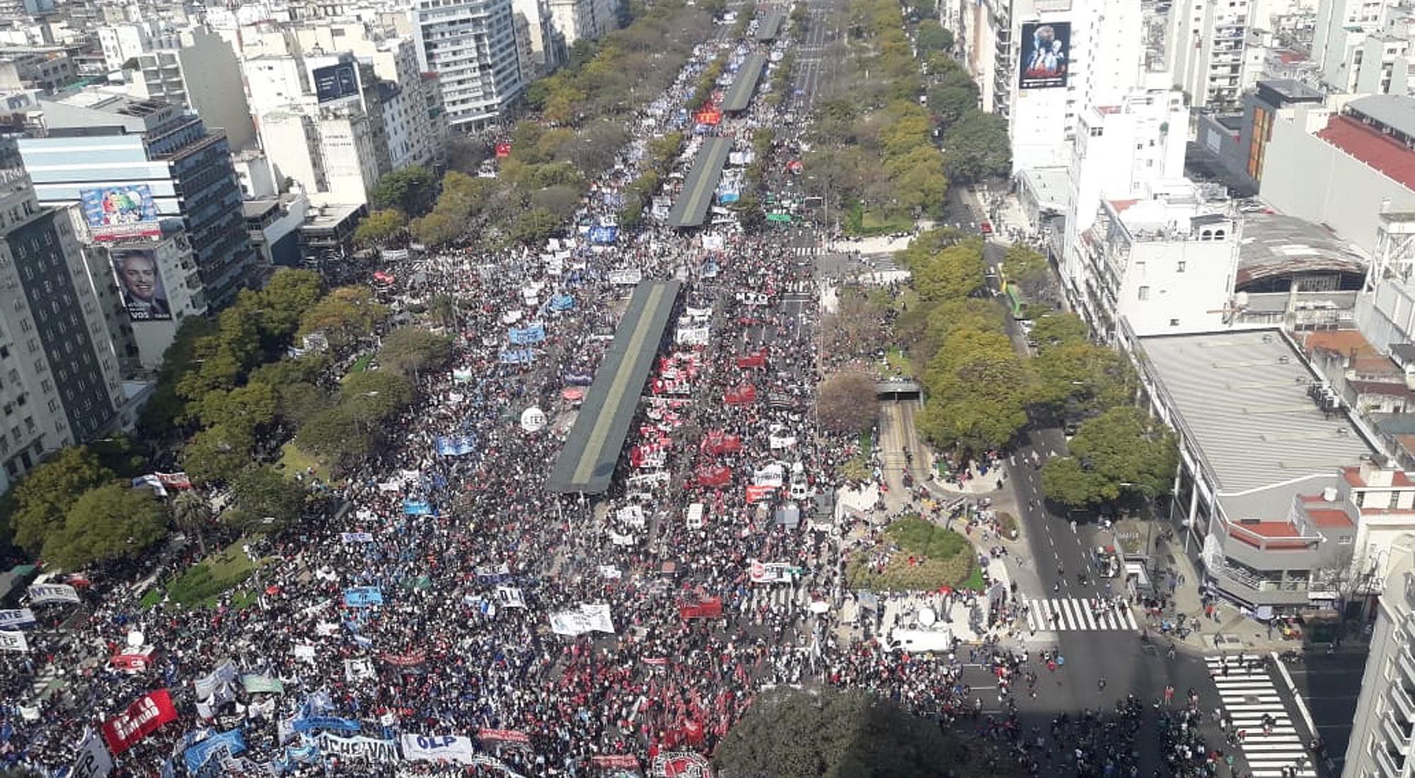 Manifestantes se movilizan por la avenida 9 de Julio hacia el ministerio de Bienestar Social.