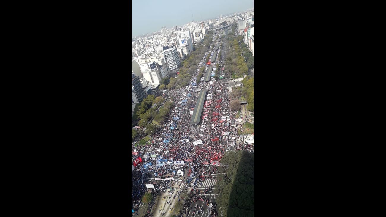 Manifestantes se movilizan por la avenida 9 de Julio hacia el ministerio de Bienestar Social.