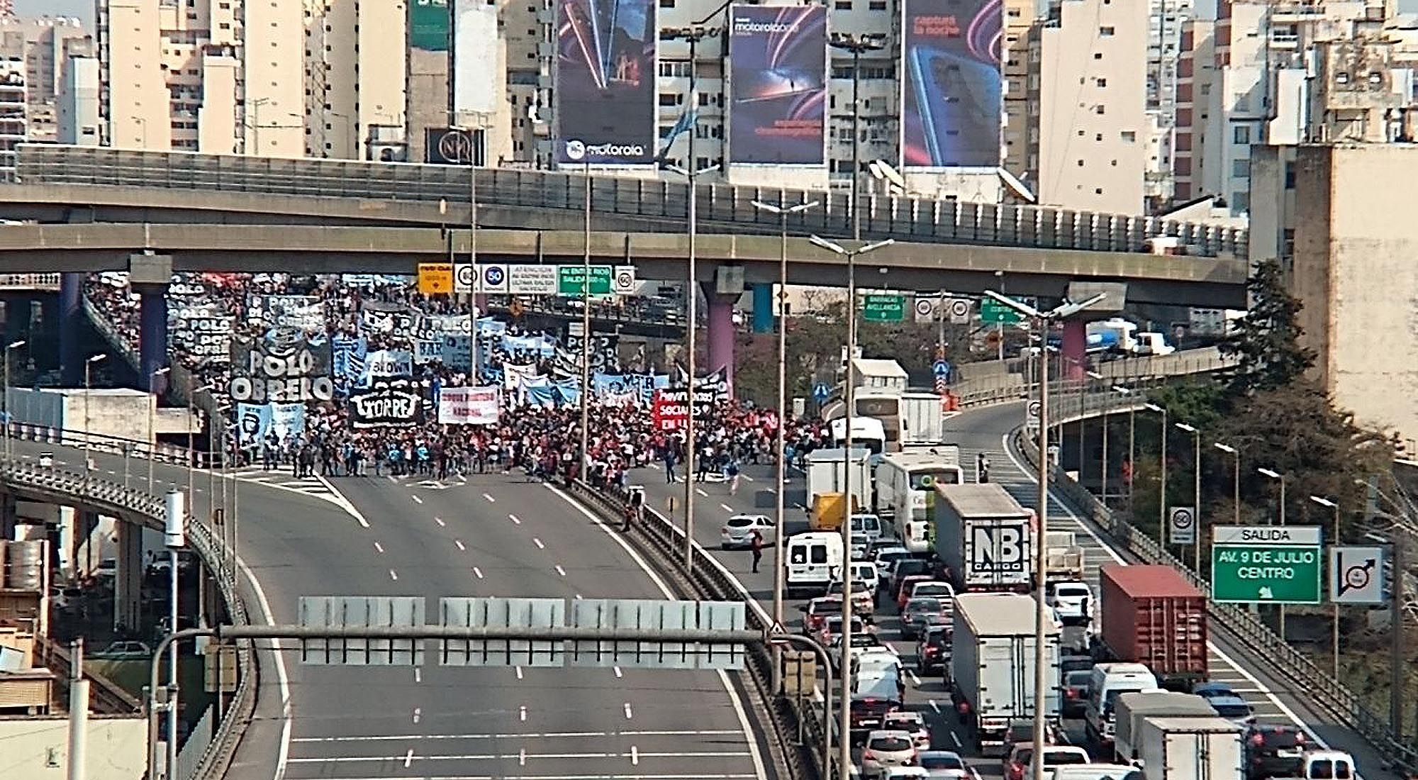 Manifestantes del Polo Obrero se movilizan sobre la autopista 25 de Mayo, en el cruce de 9 de Julio, cerca de la estación Constitución.